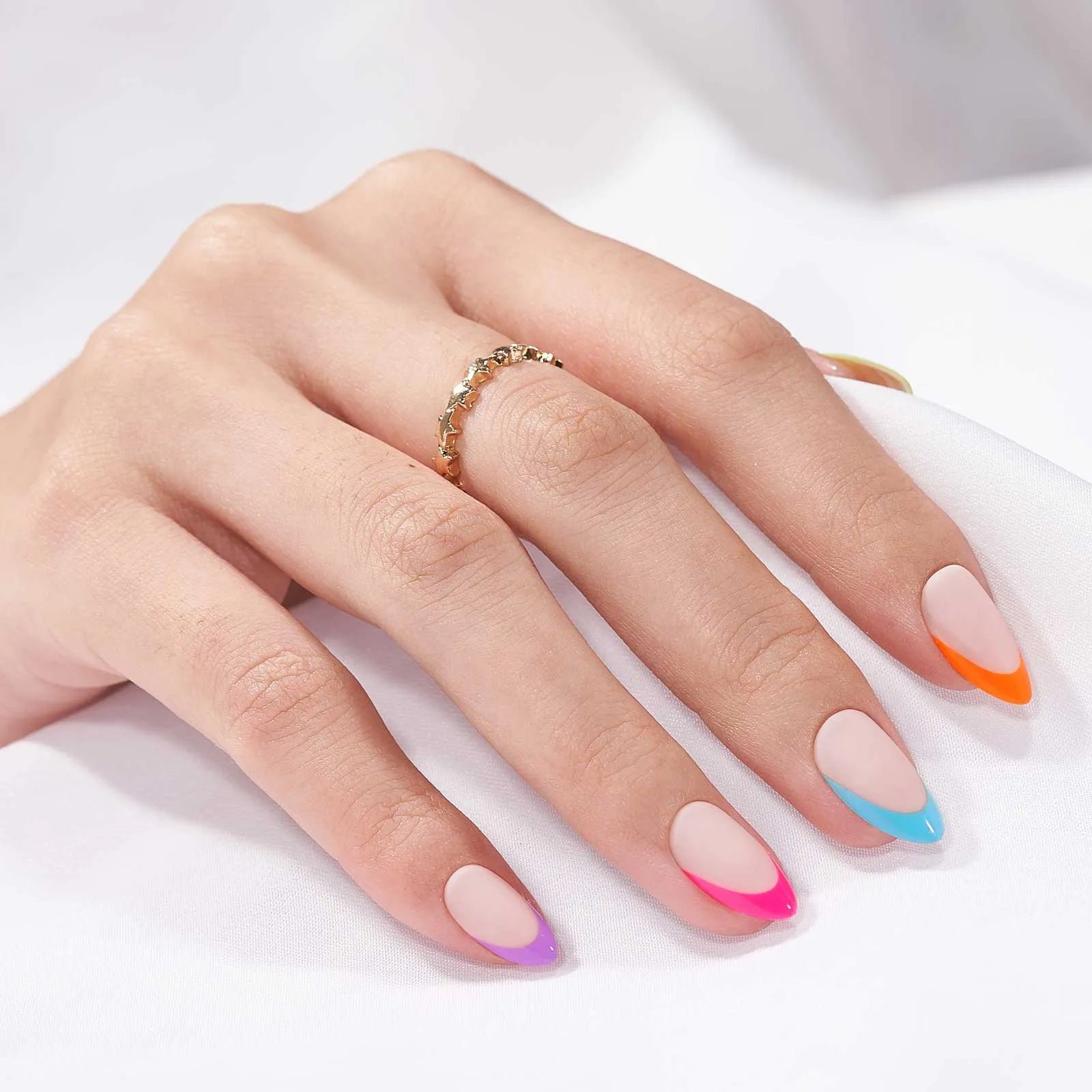 цветен изкуствен маникюр